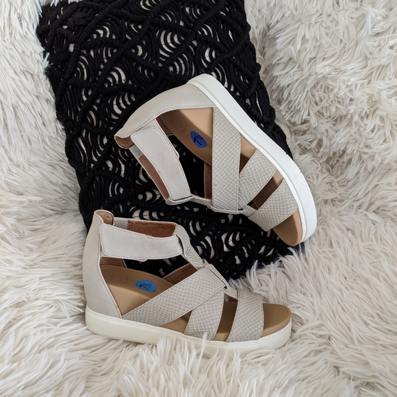 NWOT Dr. Scholl's Wedge Sandals with Velcro Clasp - Picture 2 of 7